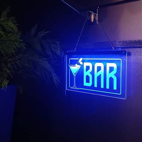 Esterno del pub Rose and Crown con insegna luminosa