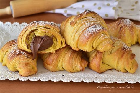 Varietà di cornetti e dolci farciti alla cornetteria 