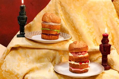 Una composizione di diversi mini-tramezzini ottenuti dal panettone gastronomico, ognuno con una farcitura diversa