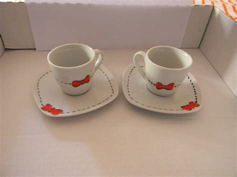 Coppia di cornetti e tazzine di caffè su un tavolo di marmo