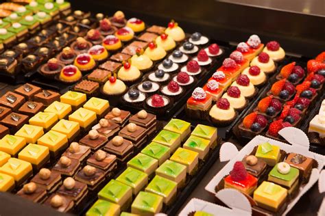 Pasticceria con esposizione di dolci di vario tipo