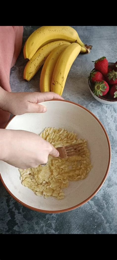 Schiacciare le banane con una forchetta per la purea