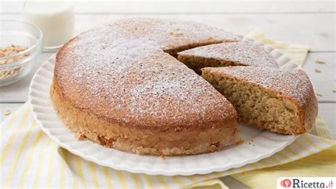 Ingredienti freschi per la torta: uova, pistacchi, farina e zucchero.