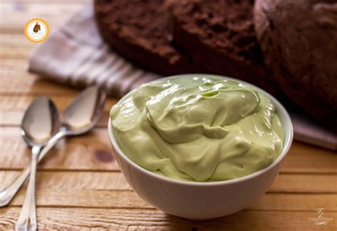 Crema namelaka al pistacchio liscia e vellutata in una ciotola.