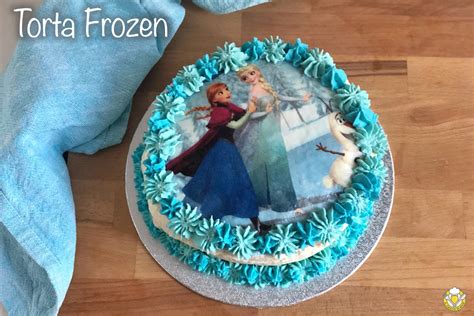 Dettaglio della decorazione con frosting colorato a tema Frozen, con ciuffetti e sfumature di blu.