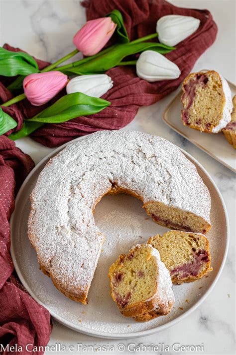 Ciambella soffice con panna montata e zuccherini