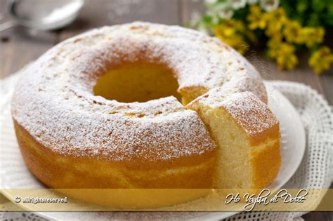 Ingredienti principali per la ciambella con panna