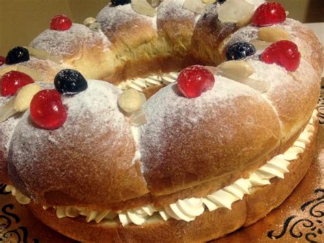 Ciambella tagliata a metà e farcita con chantilly