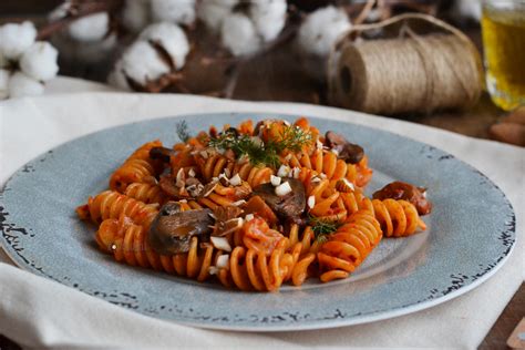 Ingredienti freschi per pasta funghi e nduja