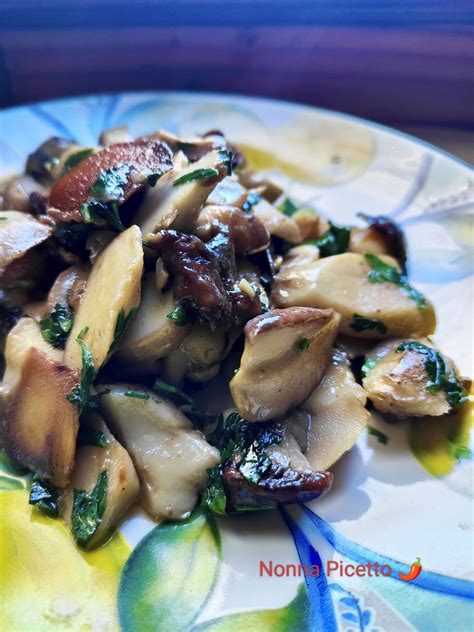Padella con funghi porcini e pomodorini in cottura