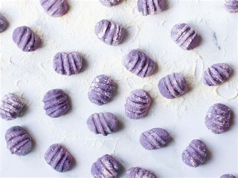 Patate viola fresche, pronte per la preparazione degli gnocchi