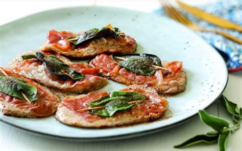 Ingredienti principali per i saltimbocca alla romana: fettine di vitello, prosciutto crudo, foglie di salvia