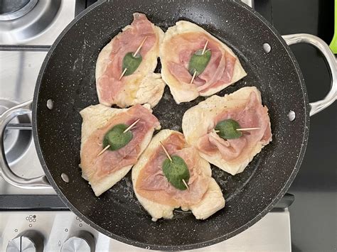 Padella con saltimbocca in cottura, con prosciutto e salvia visibili