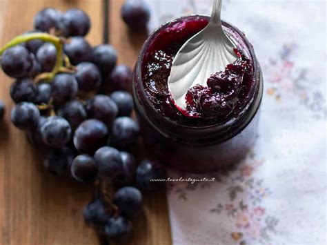 ingrediente per il ripieno: ciotola con marmellata di uva e mele cotogne, noci e mandorle tritate