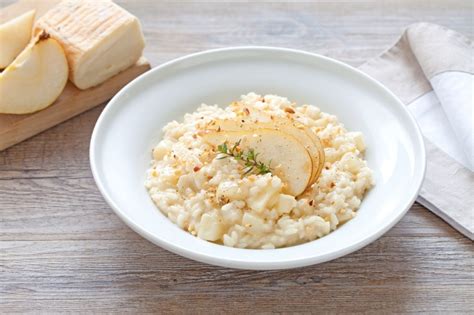 Primo piano del risotto pere e taleggio pronto