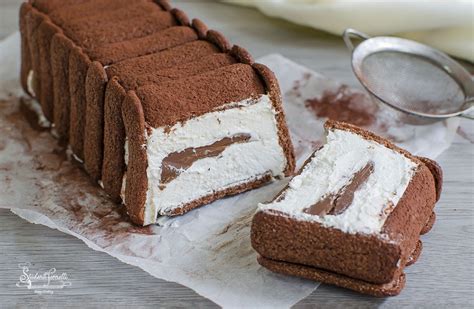 Infografica: Passaggi per assemblare la torta gelato con Pavesini e crema