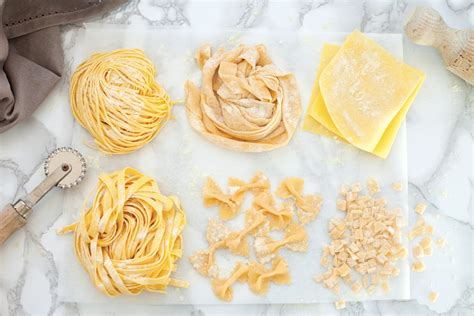 Infografica che mostra le proporzioni degli ingredienti per la pasta all'uovo e per la pasta verde delle tagliatelle paglia e fieno.