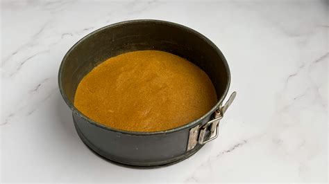 base di biscotti compattata nella tortiera