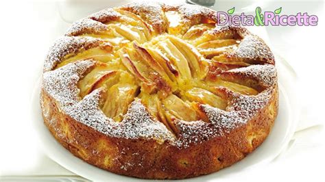 Disegno a raggiera di fette di mela su una torta di mele soffice