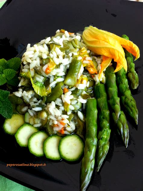 ingredienti freschi per risotto: gamberetti, fiori di zucca, zucchine, asparagi