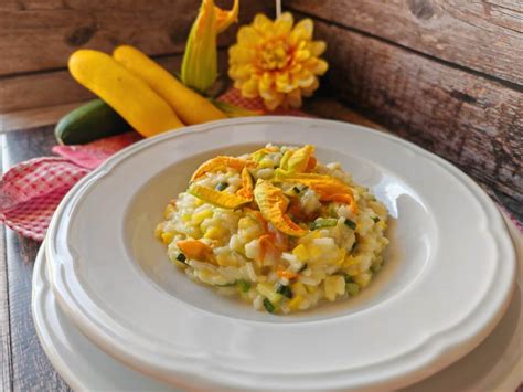risotto in cottura con aggiunta di gamberetti e fiori di zucca