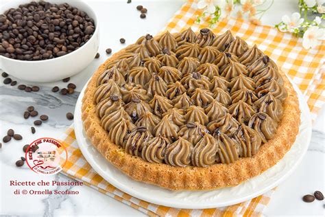 torta crostata morbida al cacao con ciuffi di crema di ricotta e scaglie di cioccolato