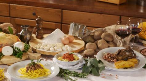 Un tavolo apparecchiato con piatti tipici della cucina veneta, tra cui baccalà e pesce fritto