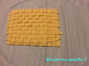 Dettaglio dell'intreccio di frolla per creare i coperchi dei biscotti