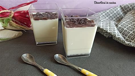 Diversi dessert guarniti con sciroppo al cioccolato: pancake, gelato, panna cotta.