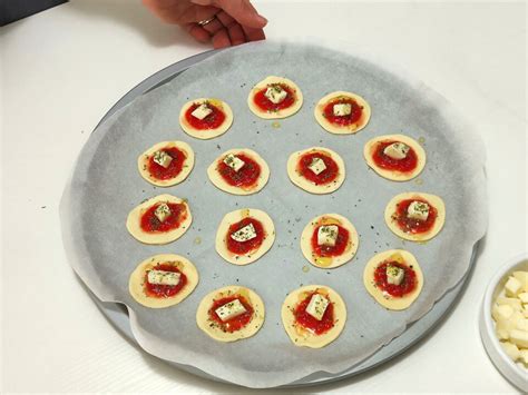 Banane affettate e condite su una teglia pronte per essere infornate.