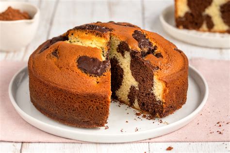 Torta bicolore con marmorizzazione di cioccolato e banana.