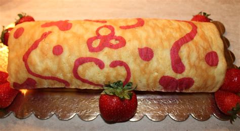 Immagine di un rotolo alla frutta decorato con fragole e zucchero a velo