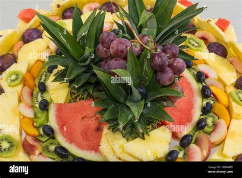 Immagine di una varietà di frutta fresca tagliata a pezzi
