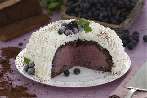 zuccotto all'uva fragola decorato