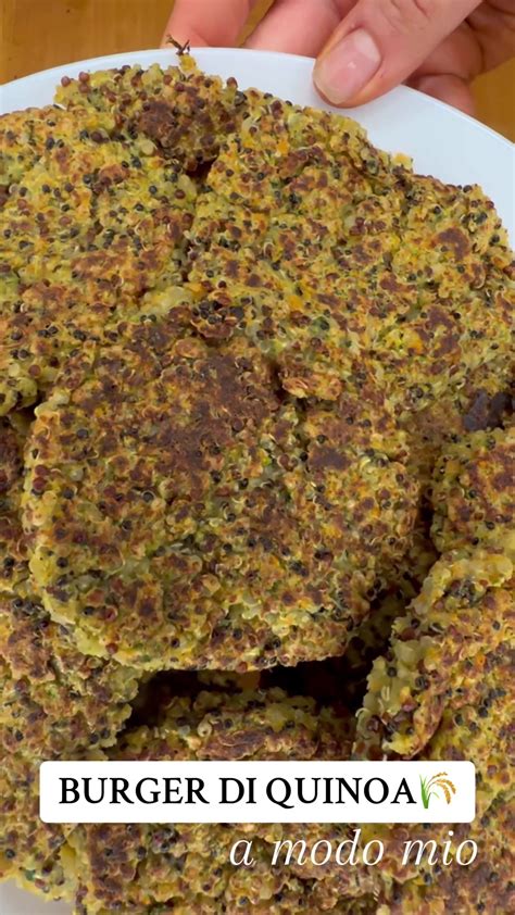 Collage di foto che mostrano i burger di quinoa cotti in padella, al forno e nell'air fryer