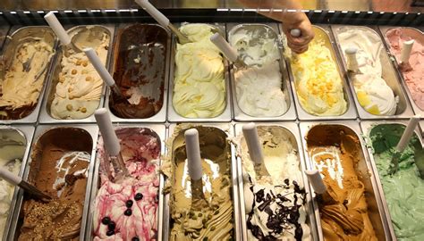 Vetrina di cannoli assortiti e gelati colorati in una gelateria
