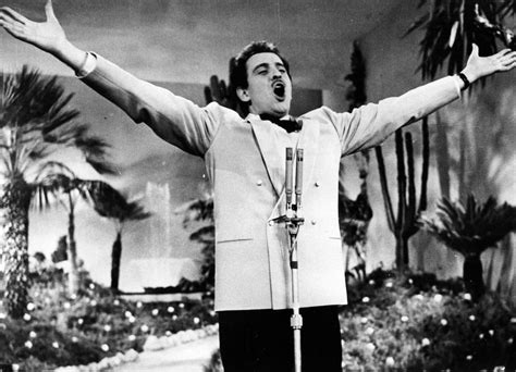 Illustrazione stilizzata di Domenico Modugno che canta sul palco dell'Eurofestival
