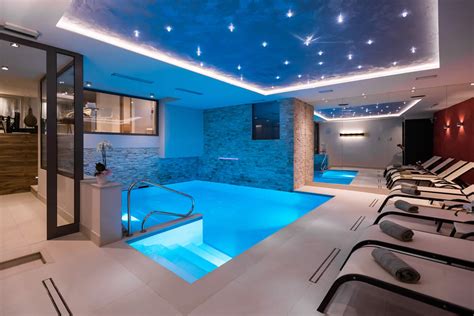 interni del centro benessere con sauna e piscina