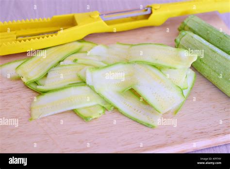 zucchine fresche tagliate a rondelle pronte per la cottura