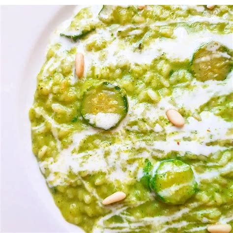 crema di zucchine frullata in una ciotola con pinoli e basilico