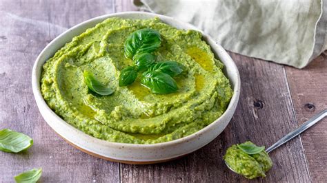 ingredienti freschi per il pesto di zucchine disposti su un piano di lavoro