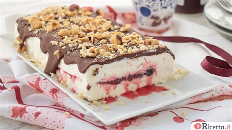 Immagine di un semifreddo croccante all'amarena decorato con granella di nocciole e amarene