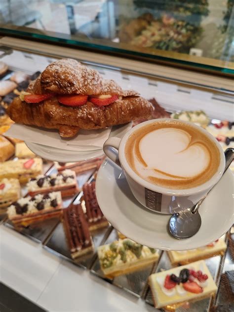 Vista esterna elegante della pasticceria caffetteria 