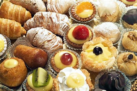 Selezione di pasticcini freschi e secchi, inclusi i tipici dolci biellesi.