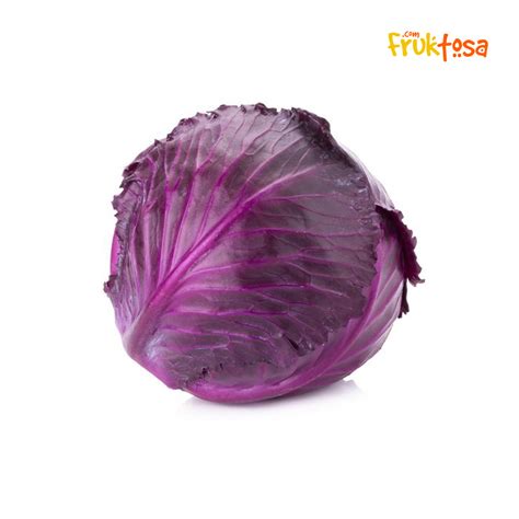 Un primo piano di un cavolo cappuccio viola intero, mostrando le sue foglie compatte e il colore intenso.