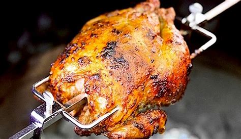 Primo piano di un pollo allo spiedo dorato e croccante