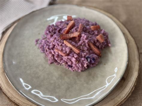 composizione di un'insalata con zucca, cavolo rosso, speck e alchechengi