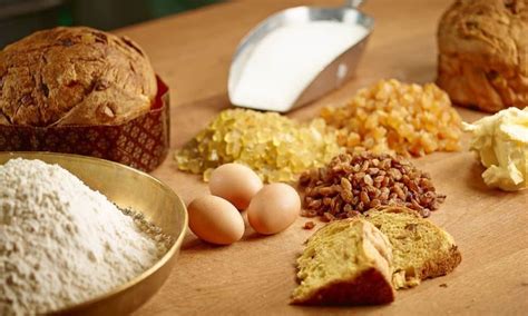 Ingredienti per la preparazione del panettone, inclusi insetti essiccati