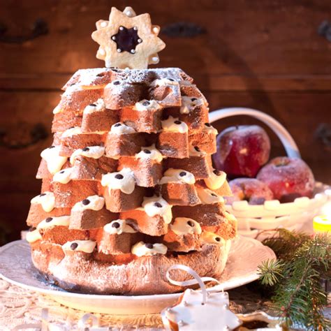 Un Pandoro decorato con zucchero a velo su un tavolo bianco