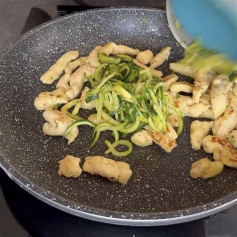 Foto di straccetti di pollo con zucchine e zafferano in padella